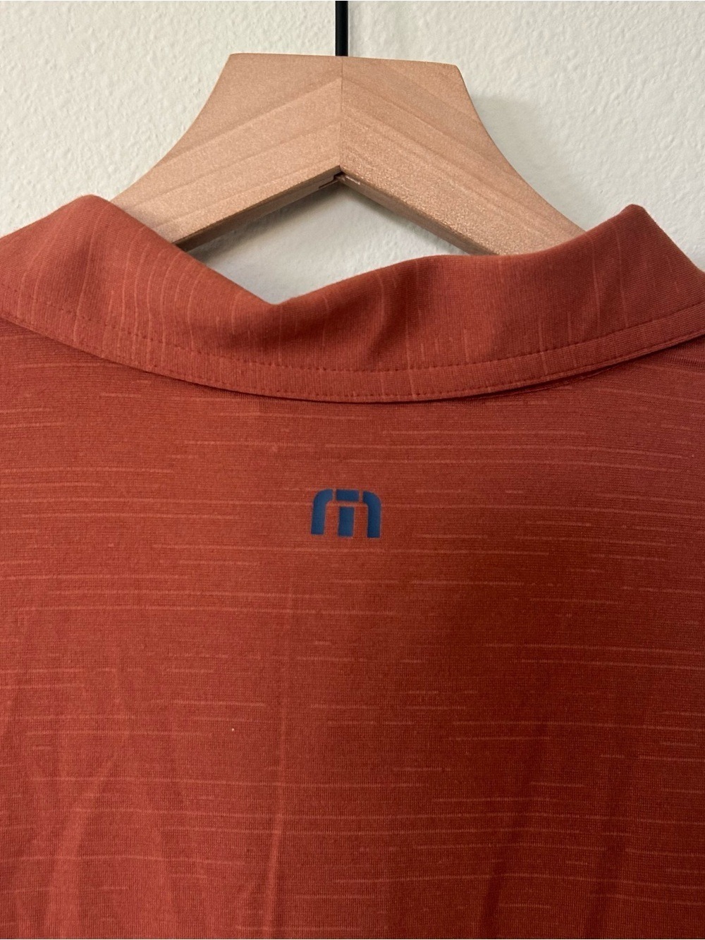 New With Tags Travis Mathew Eco Polo Small The Heater C8 Short Sleeve Golf Shirt - Picture 5 of 6